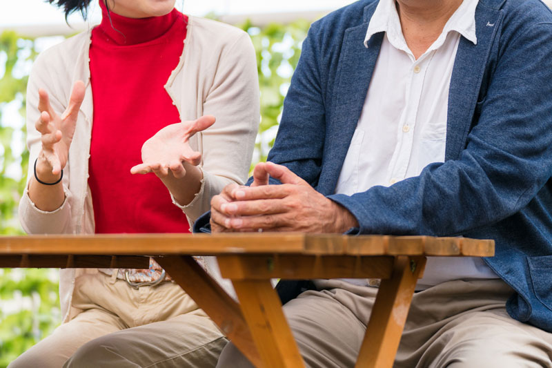 会話している男女