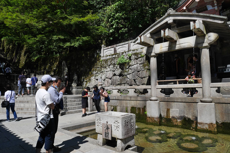 音羽の瀧。「清水寺」という名の由来となった