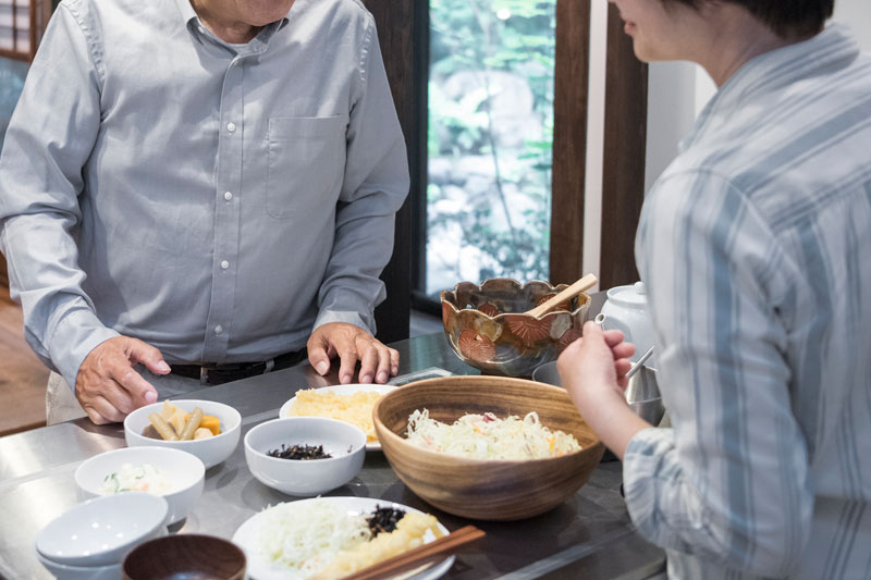 会話している夫婦