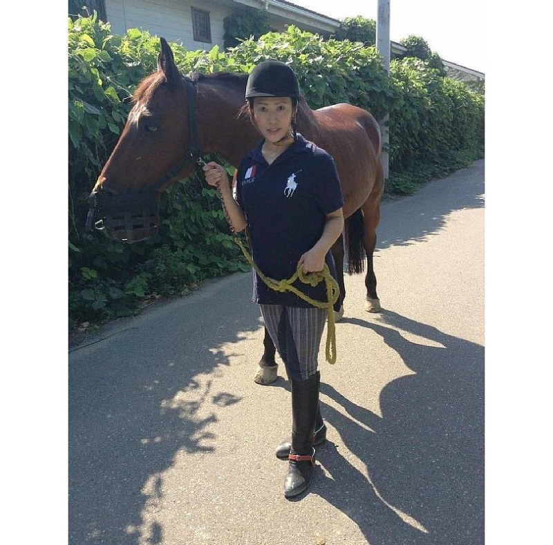 乗馬を楽しむ乗馬を楽しむ耳鼻科医・鈴木香奈さん