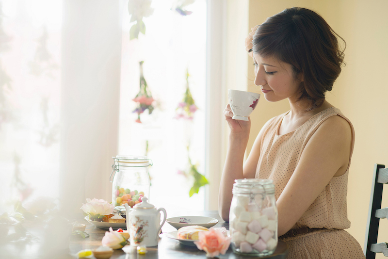 お茶を飲む姿勢のいい女性