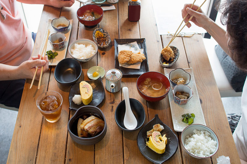 食事する夫婦