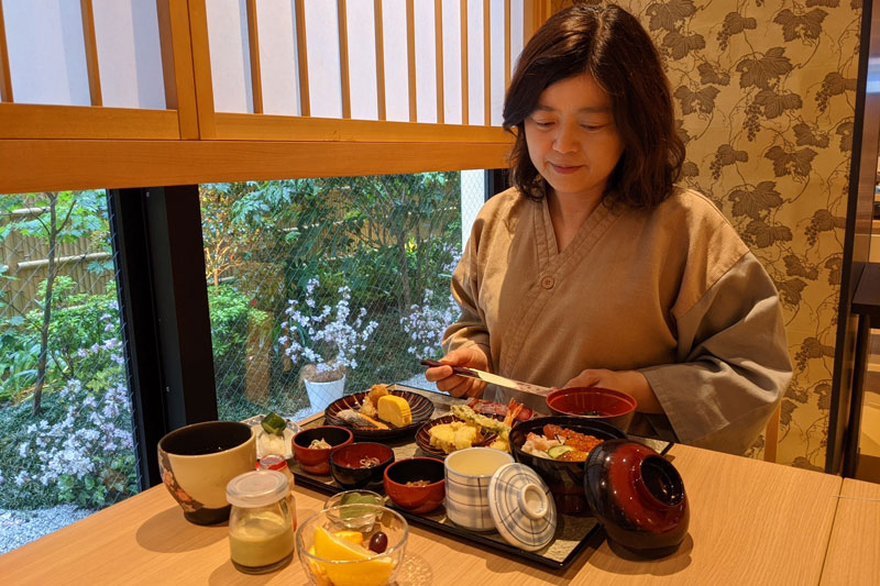 朝食会場はじめ、館内は作務衣でOK。かなり厳選してもかなりのボリュームの朝食（「野乃 京都七条」）