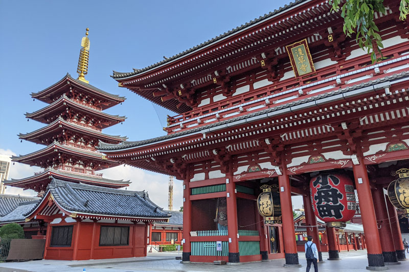 早朝の浅草寺。青空と五重の塔の対比がいい。参拝者の他、散歩やジョギングをする人も