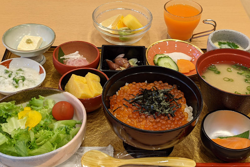 ある日の朝食（「野乃 浅草」）。いくら丼には海鮮のトッピングもでき圧巻。奥にあるのは、ふうから雪人参を利用した「東京スムージー」。とても美味でおすすめです