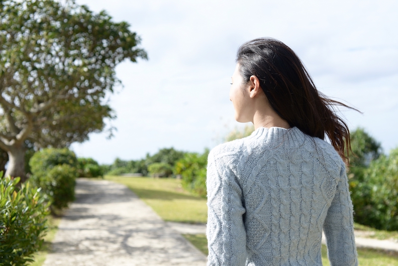 散歩をする女性