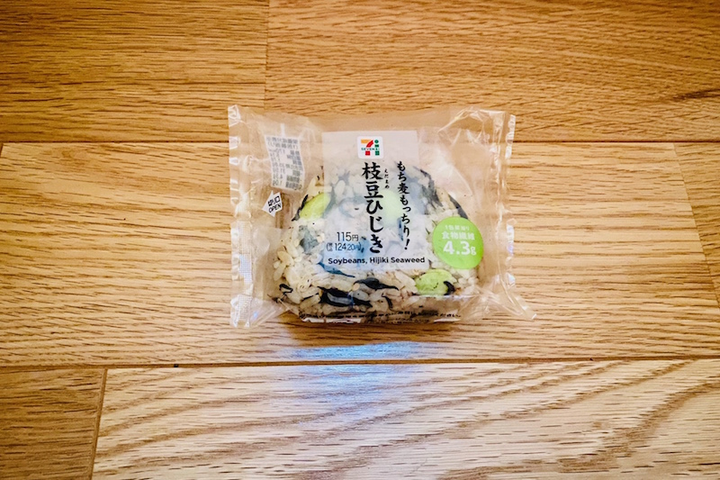 『もち麦もっちり！枝豆ひじきおむすび』（セブン-イレブン）124円（税込）