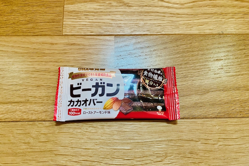 『ビーガンカカオバー ローストアーモンド味』（UHA味覚糖）140円（税込・編集部調べ）