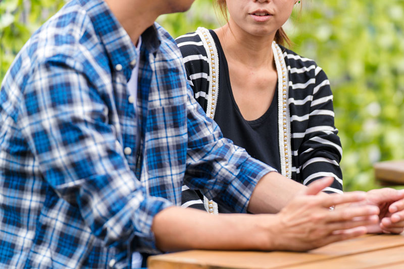 会話している男女