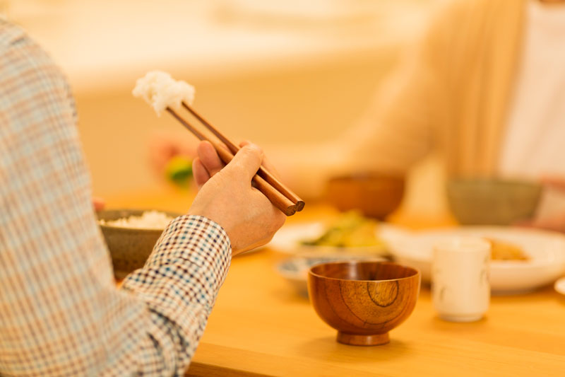 食事中に仕事のことなど質問して夫の理解を深める（Ph／GettyImages）