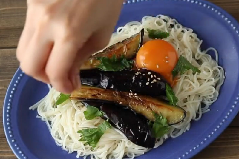 もあいかすみレシピ考案の「照りナスそうめん」