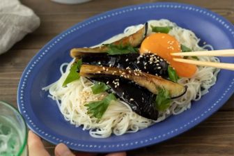 いつものそうめんが夏野菜で簡単豪華に！「照りナスそうめん」【もあいかすみ ラクウマレシピ】