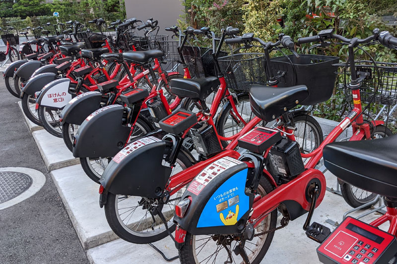 ホテル裏にはシェアバイクの基地も。近隣を観光するのも便利