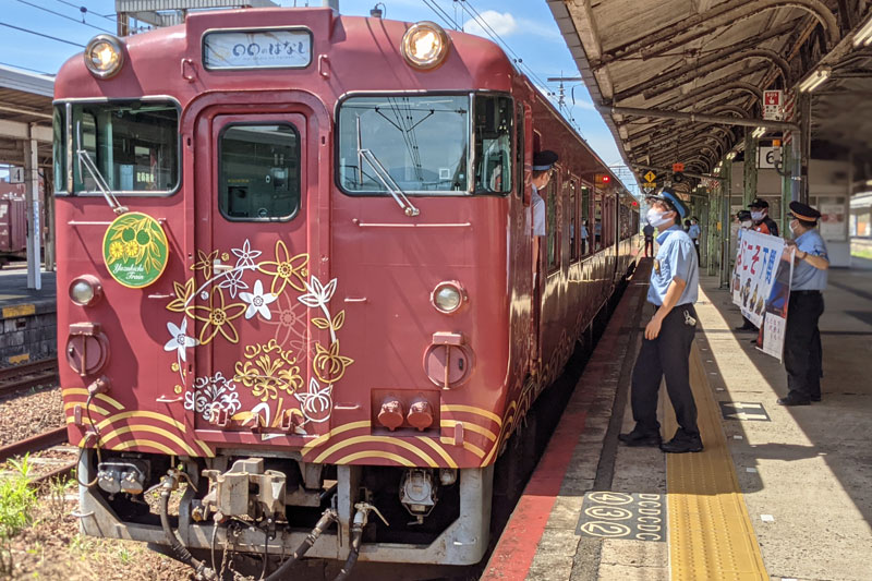 出発の際には、駅員さんが横断幕をもってお見送りをしてくれます