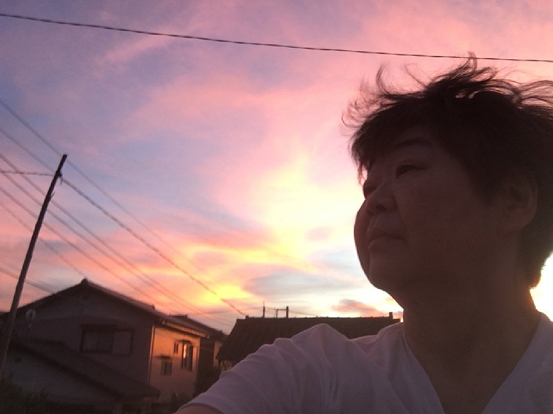 家の外に出ると夕焼けが