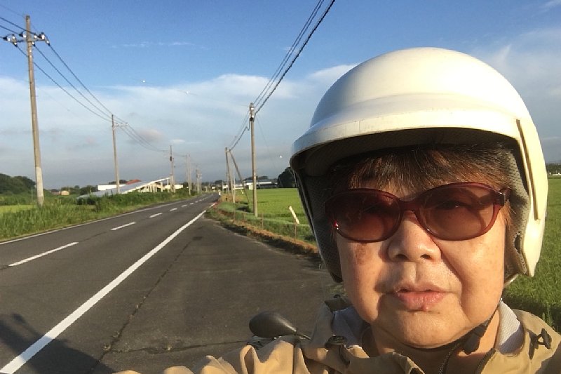 原付バイクで出かけるオバ記者