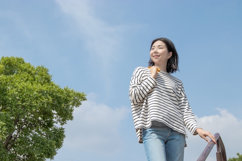 青空と女性