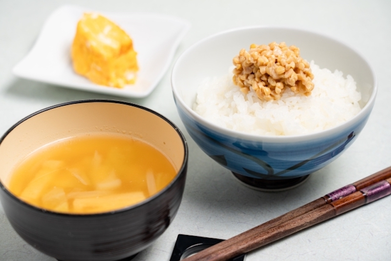 味噌汁と納豆ご飯と卵焼き