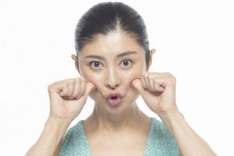 意外に気づかない「顔のコリ」、解消して小顔を目指す10秒メソッドを表情筋研究家が指南！