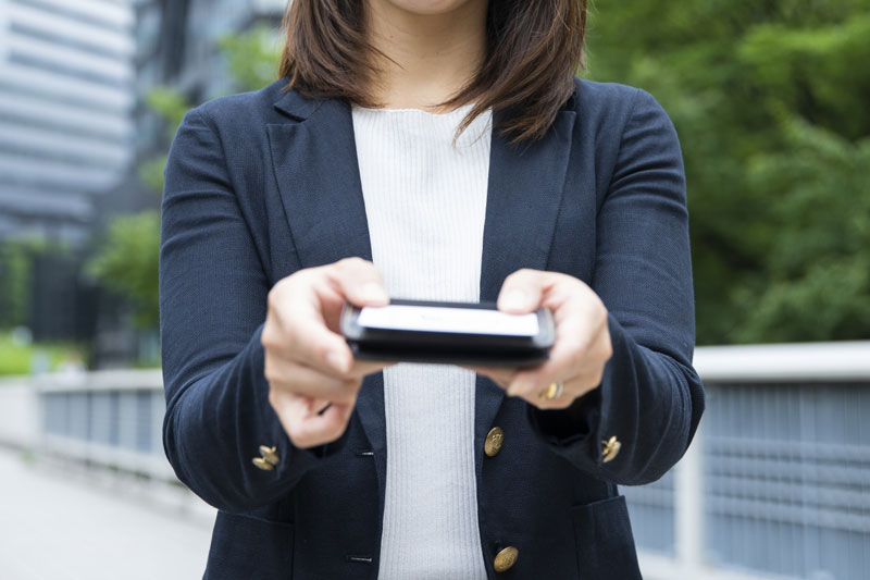 名刺を交換する女性