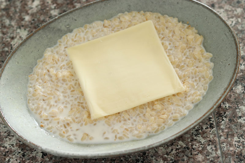 チーズをのせて電子レンジへ