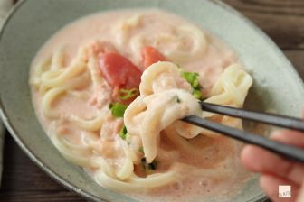 レンチンだけ！濃厚な味わいがクセになる「明太クリームうどん」【もあいかすみ ラクウマレシピ】