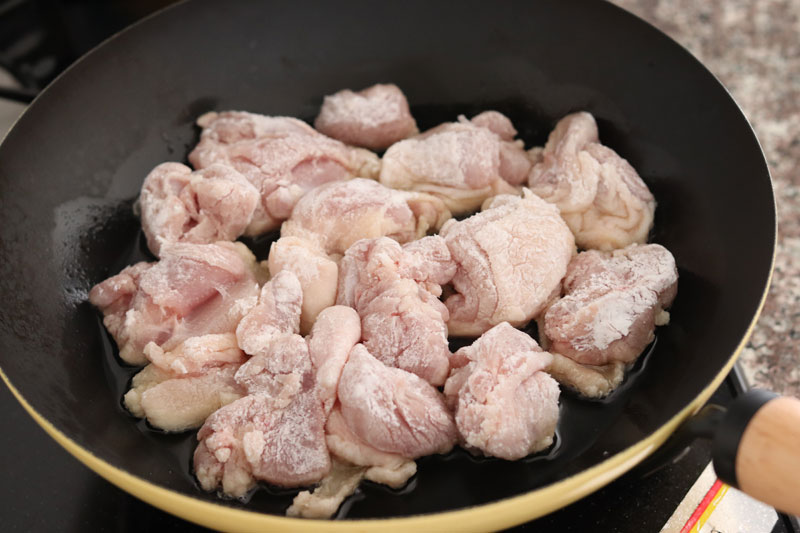 鶏もも肉を揚げ焼きに