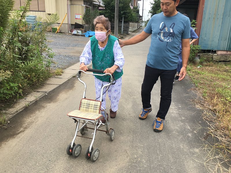 11歳年下の弟と散歩中の母ちゃん