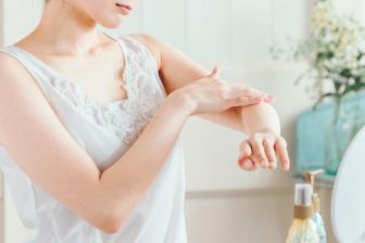 秋に急増する乾燥肌に注意！　体に潤いを与える食べ物や漢方薬とは？