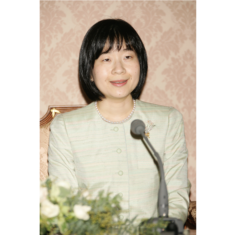 婚約内定会見に臨む清子さん