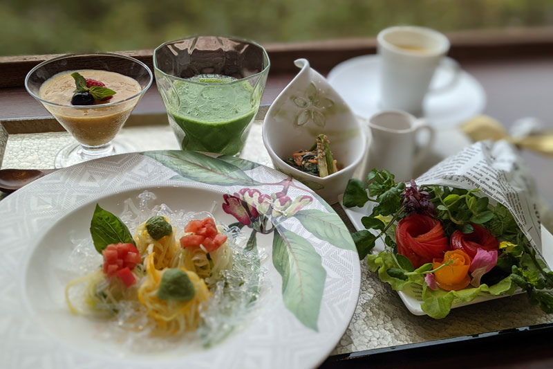 カロリーOFFならがら華やかな食事で心と体を整える（写真は「ラビスタ富士河口湖」の「リゾートファスティングプラン」朝食）