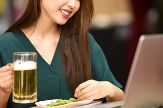 オンライン飲み会のマナー｜ホスト役の2つの注意点、上品に見えるドリンクの飲み方は？