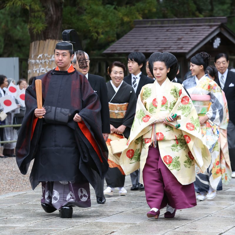 出雲神社の参道を進む千家国麿さんと典子さん（Ph／JMPA）