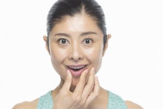 あごの「梅干しじわ」はなぜできる？解消する10秒メソッドを表情筋のプロが解説