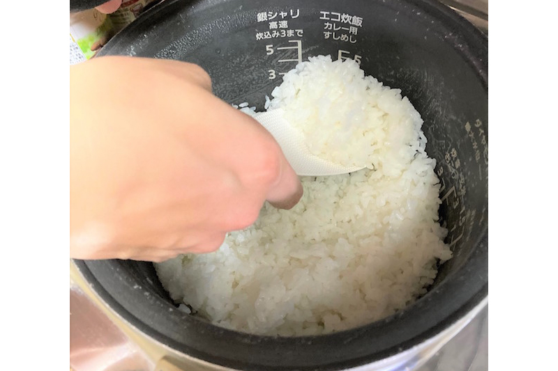 マーナの極しゃもじで炊飯器のご飯をしゃり切している様子