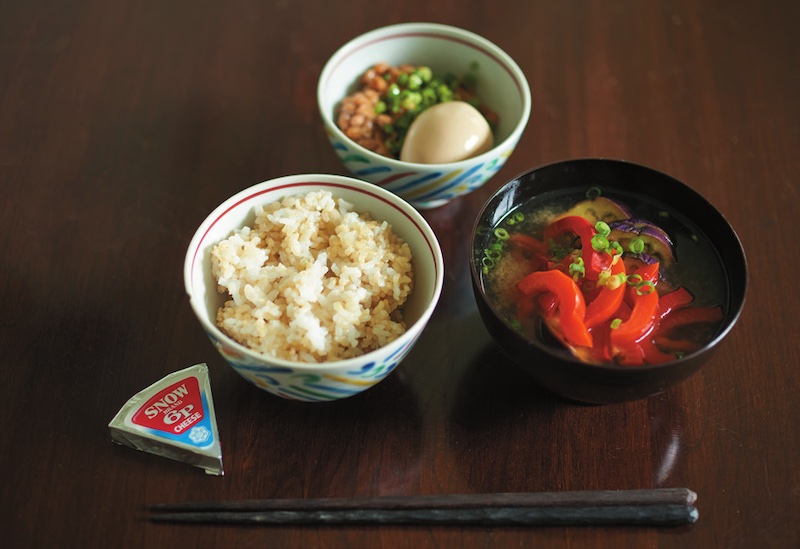 ご飯、おかず、みそ汁、チーズ