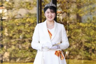 愛子さまの麗しきティアラ、ローブ・デコルテ姿　眞子さん佳子さまの新成人ドレス姿や秘話も