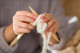 寒い時期に注意！痛くて不快な手指のこわばりに管理栄養士がブリや豆腐をおすすめする理由