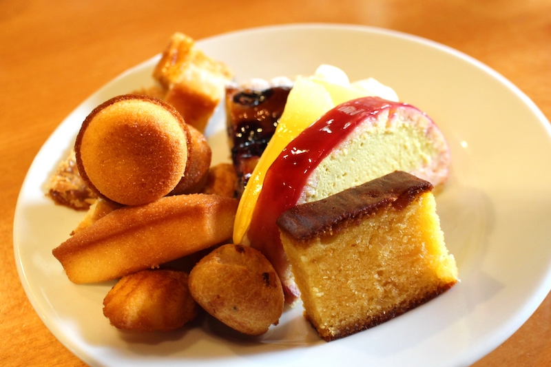 皿にのったたくさんの焼き菓子