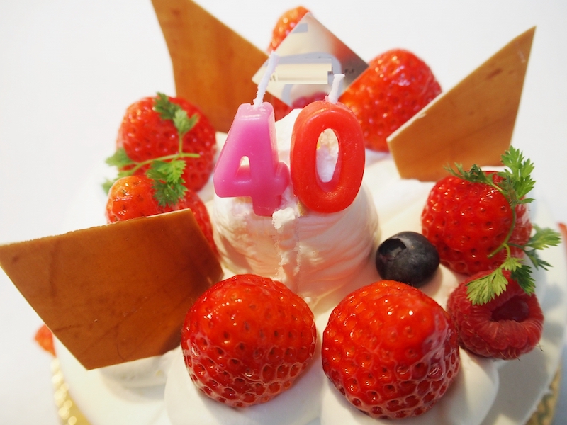 40のろうそくを刺したケーキ