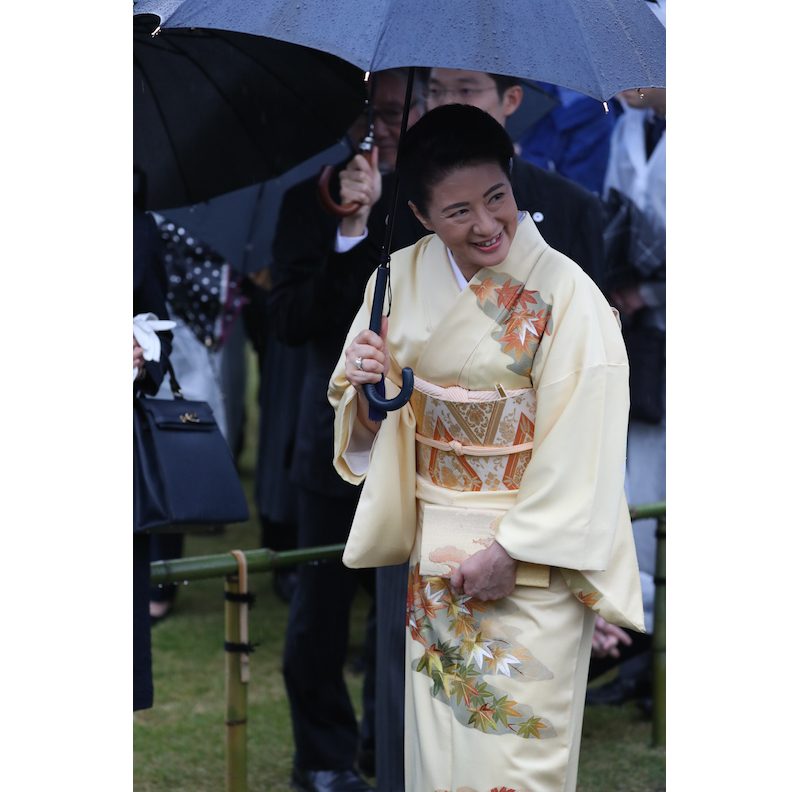 傘をさしながらも笑顔で会釈される雅子さま（2018年11月9日、Ph／JMPA）