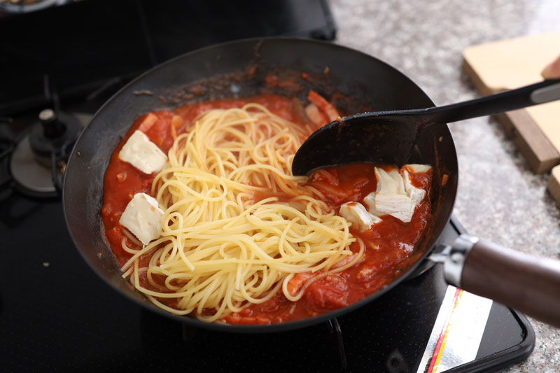 茹でたパスタとカマンベールチーズをイン