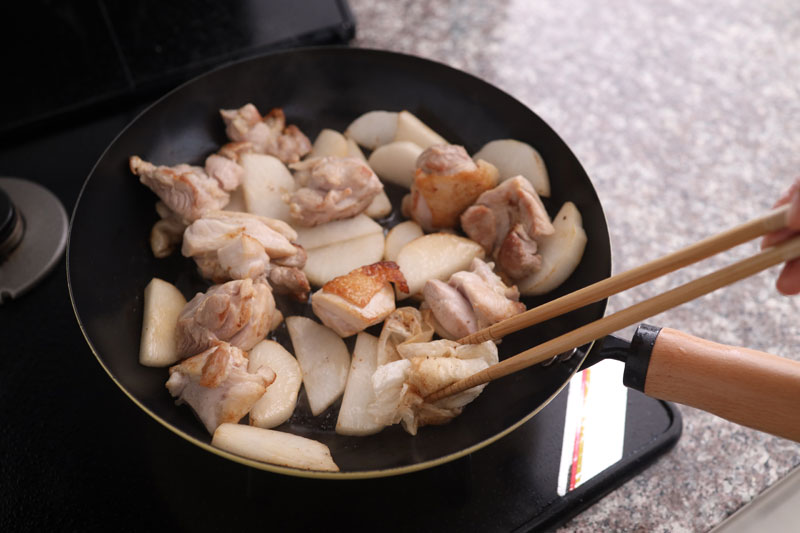 鶏もも肉と大根を炒める