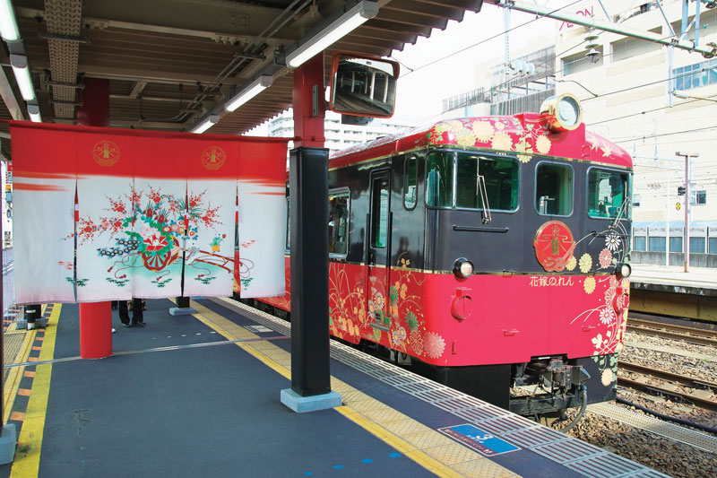 乗る前からテンションが上がる女性好みのデザイン。各駅には列車名の由来となった「花嫁のれん」も飾られる