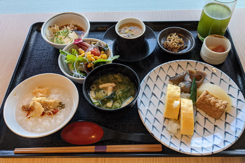 朝食も和食が充実。海を臨む席でいただける