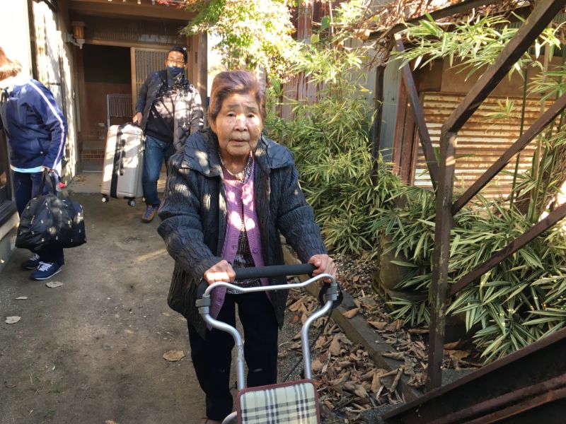 入所日の朝、歩いて迎えの車に向かう母ちゃん