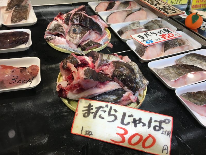 新鮮な魚が並んでいる