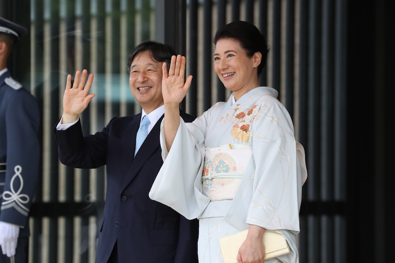 陛下も水色のネクタイでリンク（2019年8月30日、Ph／JMPA）