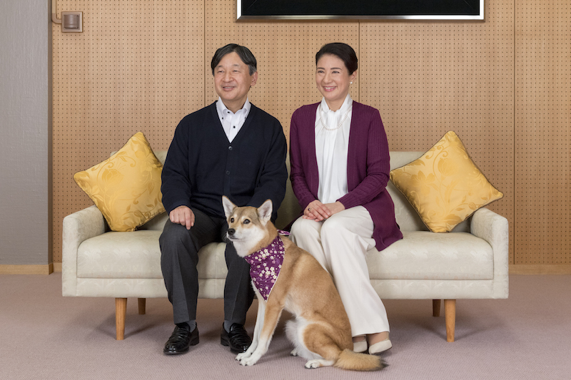 愛犬の由莉とのスリーショット（Ph／宮内庁提供）