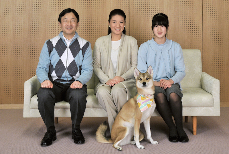 愛犬も加わり仲睦まじいフォーショット（Ph／宮内庁提供）